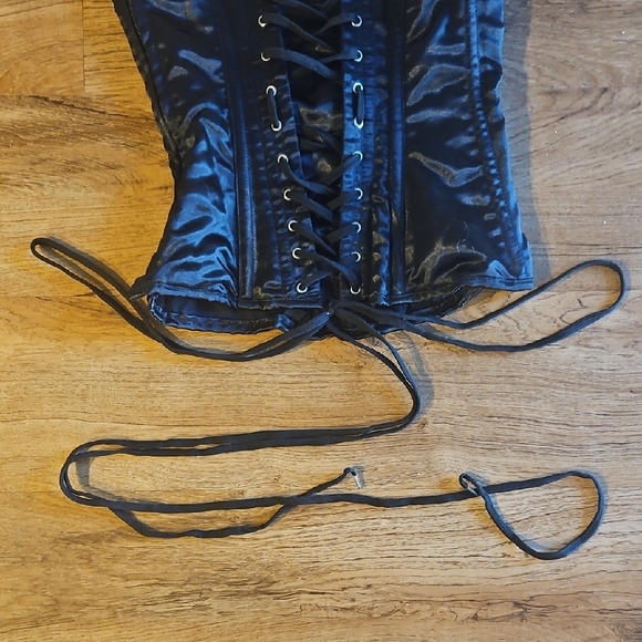 Sexy Black Satin Corset - Picture 4 of 7